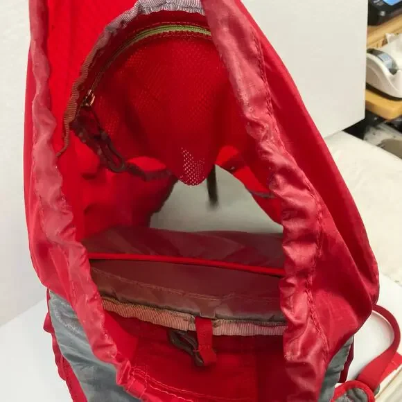 REI Daypack Red Gray FLASH 22 Backpack Hike Camp Lightweight Commuting Travel - Picture 8 of 11